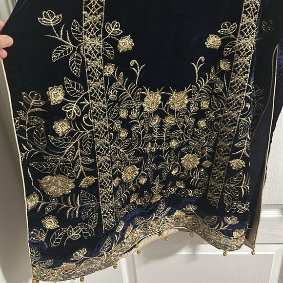 Pakistani 3 peice velvet suit - Picture 4 of 11